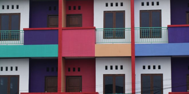 Perumahan minimalis dengan desain modern, taman hijau, dan rumah dua lantai yang terjangkau