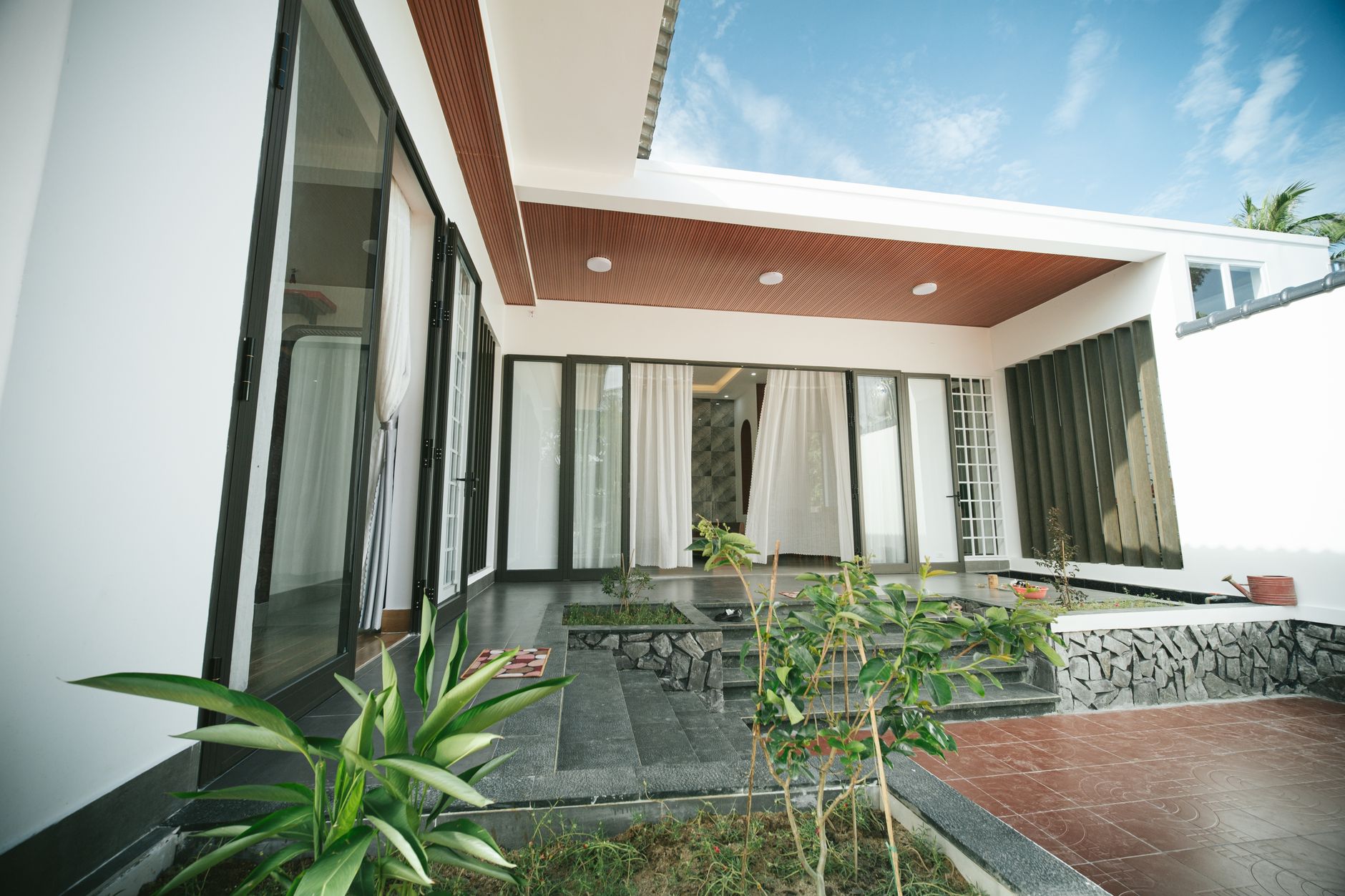 Desain rumah impian sederhana dengan tampilan modern, warna netral, dan taman kecil yang nyaman