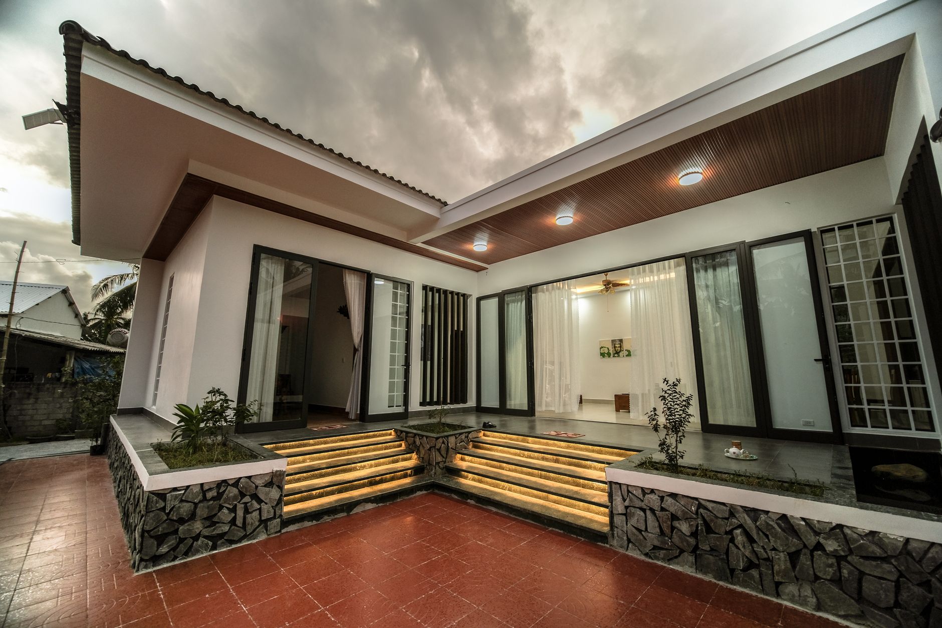 Model rumah simpel dengan desain minimalis, atap datar, dan tampilan modern yang hemat ruang.