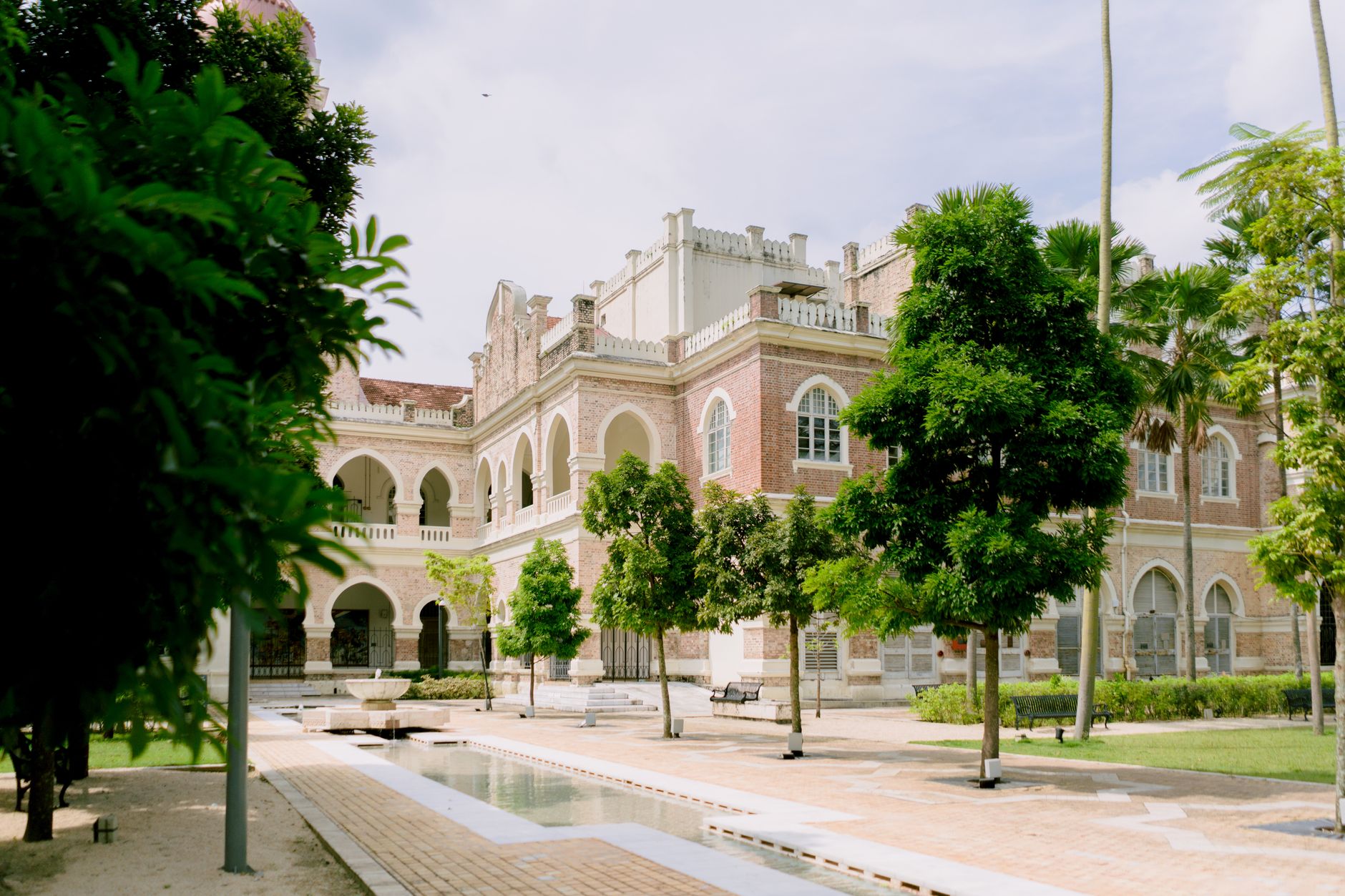 Rumah sultan mewah dengan arsitektur megah, kolam renang, dan pemandangan kota yang menakjubkan.