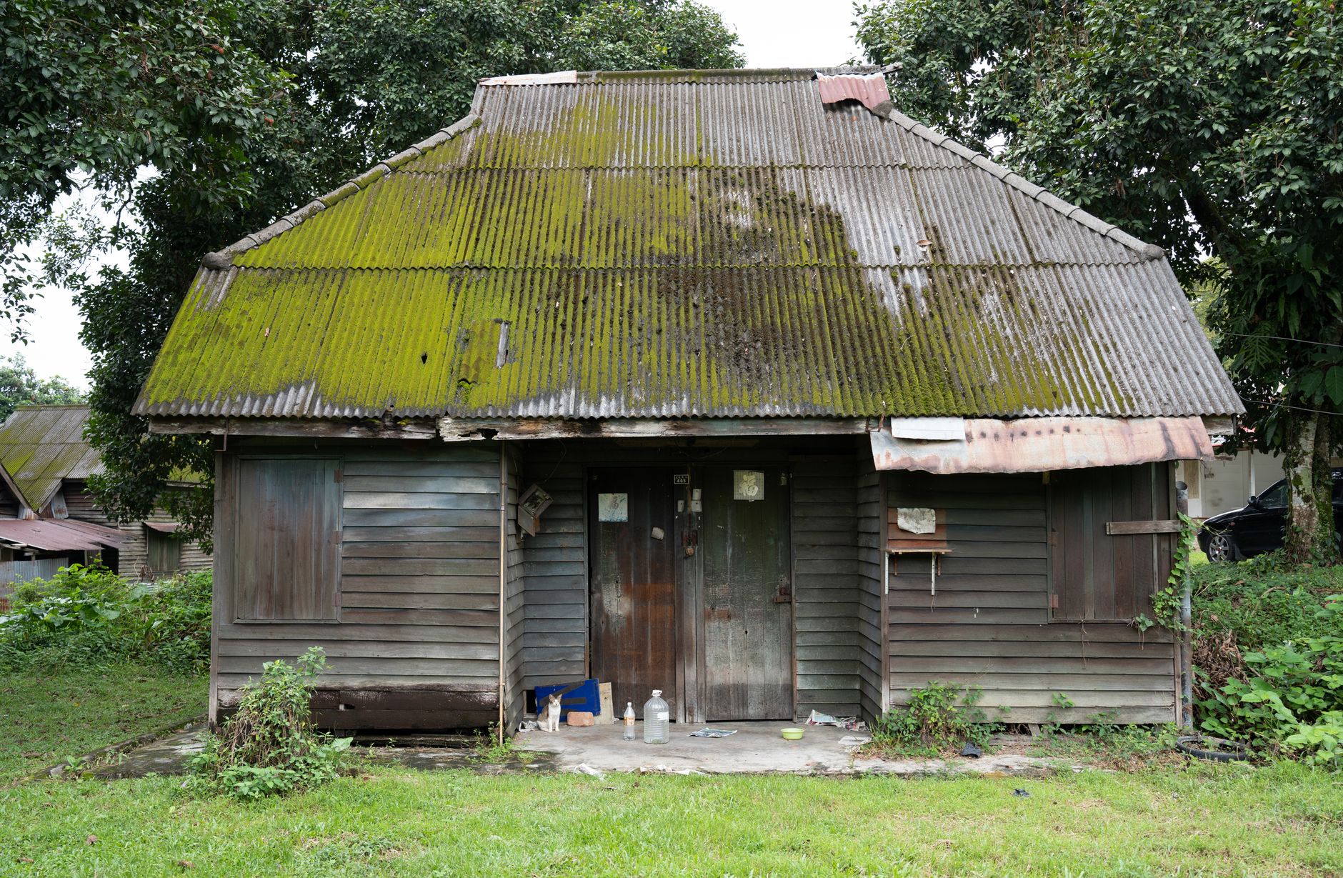 Foto rumah bekas dengan tanda KPR, menampilkan tampilan luar yang bersih dan terjangkau