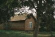 Rumah bata sederhana dengan desain minimalis, dinding kuat, dan taman kecil yang ramah lingkungan