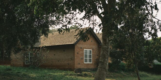 Rumah bata sederhana dengan desain minimalis, dinding kuat, dan taman kecil yang ramah lingkungan
