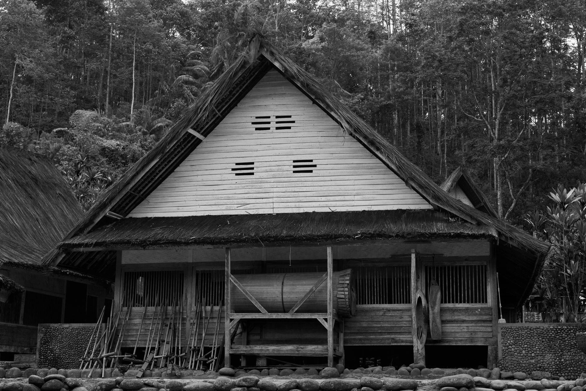 Desain gubuk sederhana dengan atap jerami, struktur kayu ringan, dan interior minimalis yang ramah lingkungan
