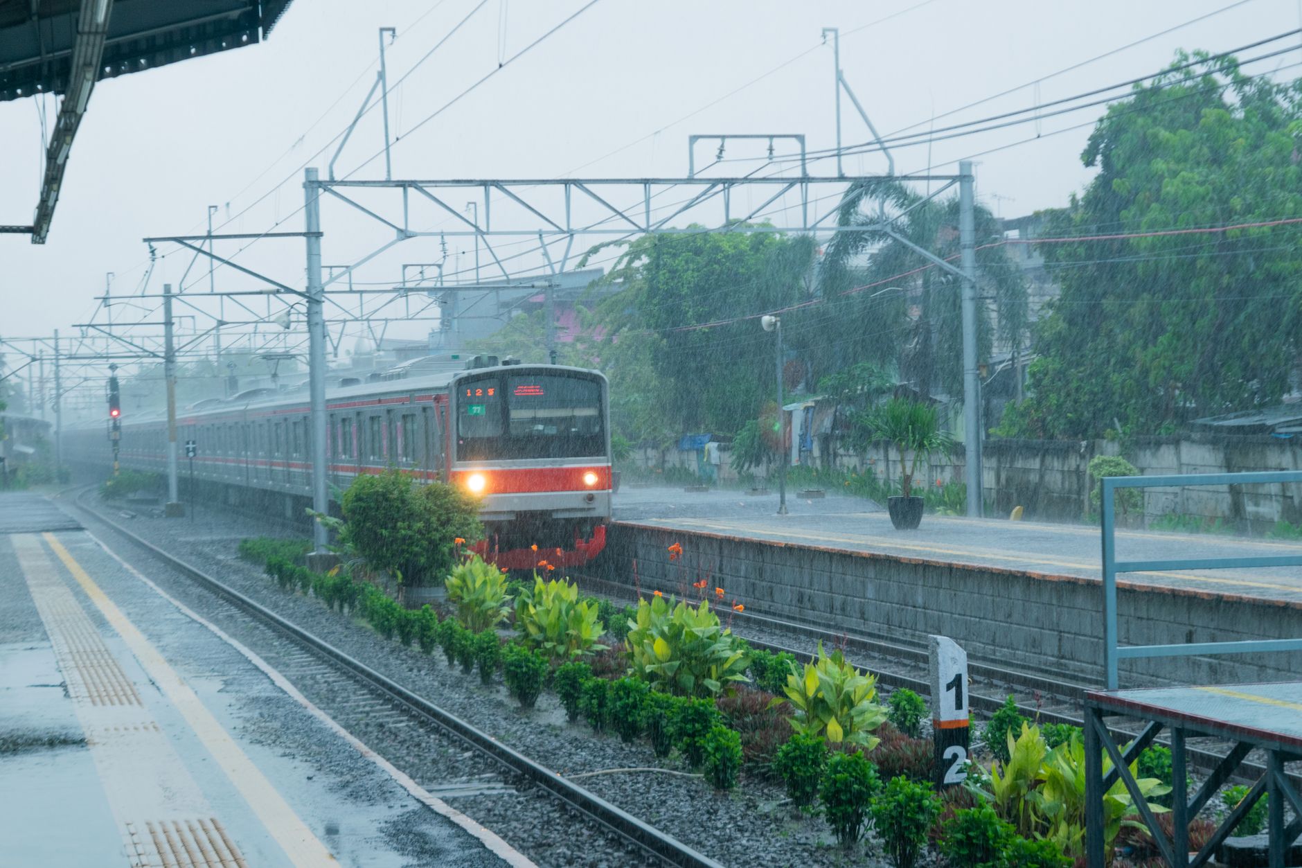 Perumahan modern dengan akses cepat ke stasiun kereta, cocok untuk keluarga yang mencari kenyamanan dan mobilitas.
