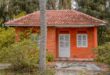 Rumah sederhana berukuran 4x6 meter dengan desain minimalis, atap genteng, dan jendela kecil menambah pencahayaan alami.