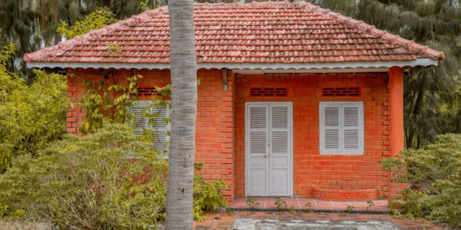 Rumah sederhana berukuran 4x6 meter dengan desain minimalis, atap genteng, dan jendela kecil menambah pencahayaan alami.