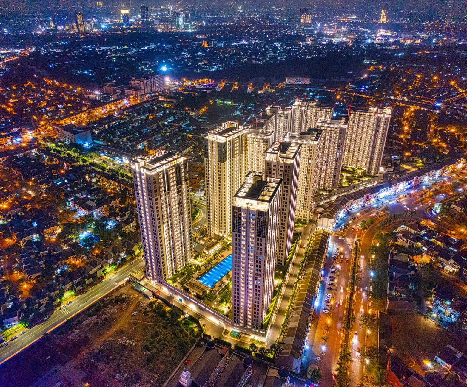 Foto tampilan modern perumahan Podomoro dengan taman hijau dan fasilitas lengkap di pusat kota