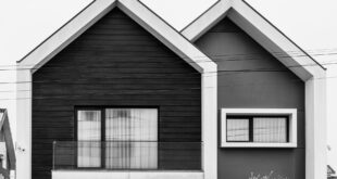 Desain rumah setengah tingkat sederhana dengan tampilan modern, atap miring, dan taman kecil di depan.