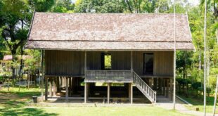Rumah sederhana di kampung dengan tiga kamar tidur, desain minimalis dan atap genteng tradisional.