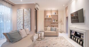 Desain rumah tipe 45 dengan 2 kamar tidur, ruang tamu luas, dan taman kecil, cocok untuk keluarga kecil.