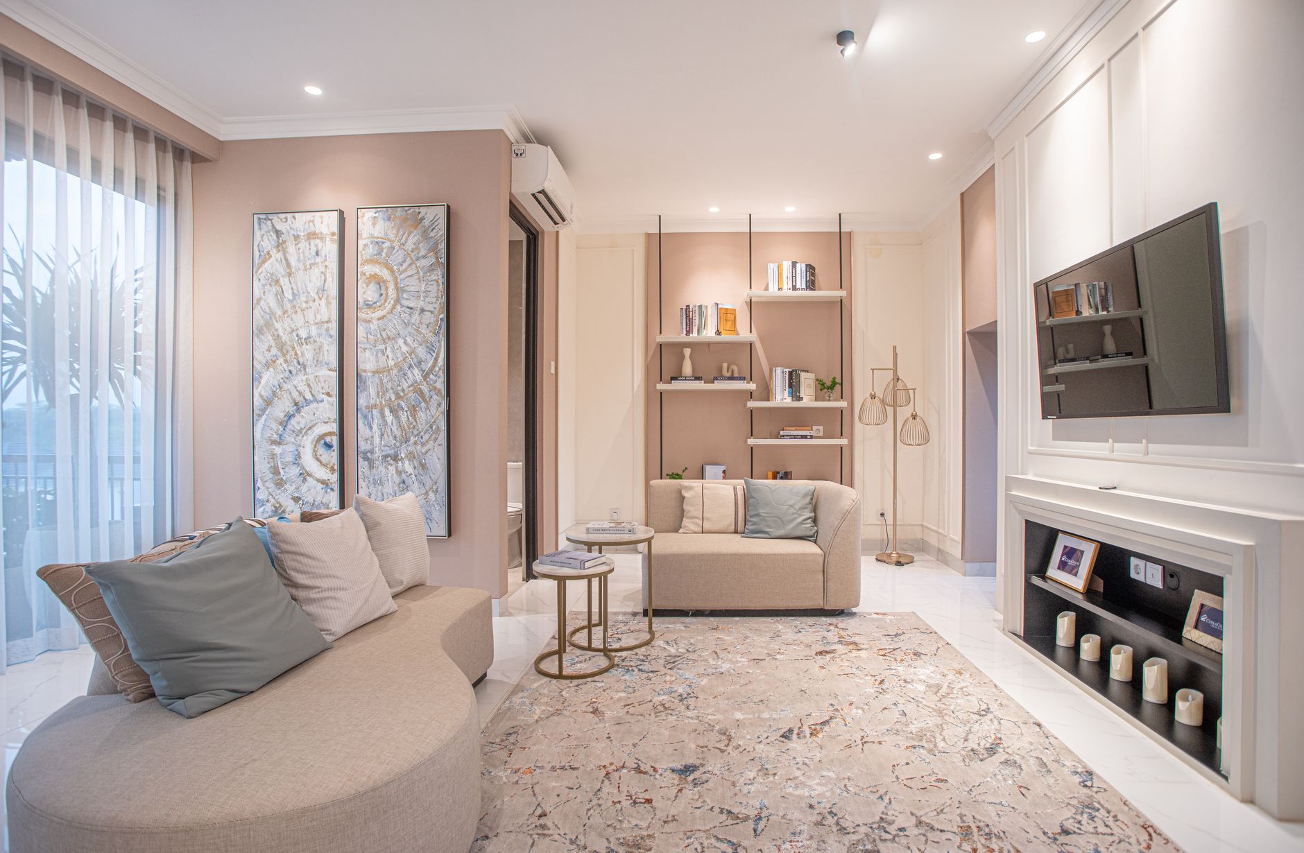 Rumah tipe 36 m2 dengan desain mewah, interior modern, dan taman minimalis yang menawan.