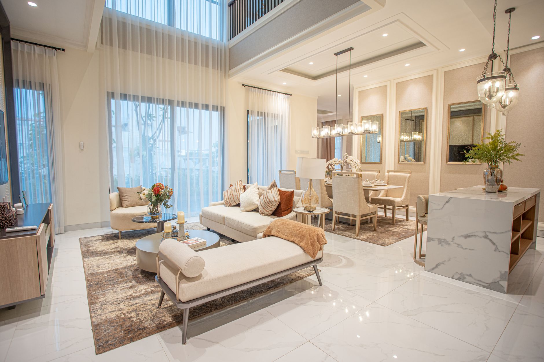 Rumah sederhana dengan desain elegan, interior mewah, dan taman minimalis yang menawan.