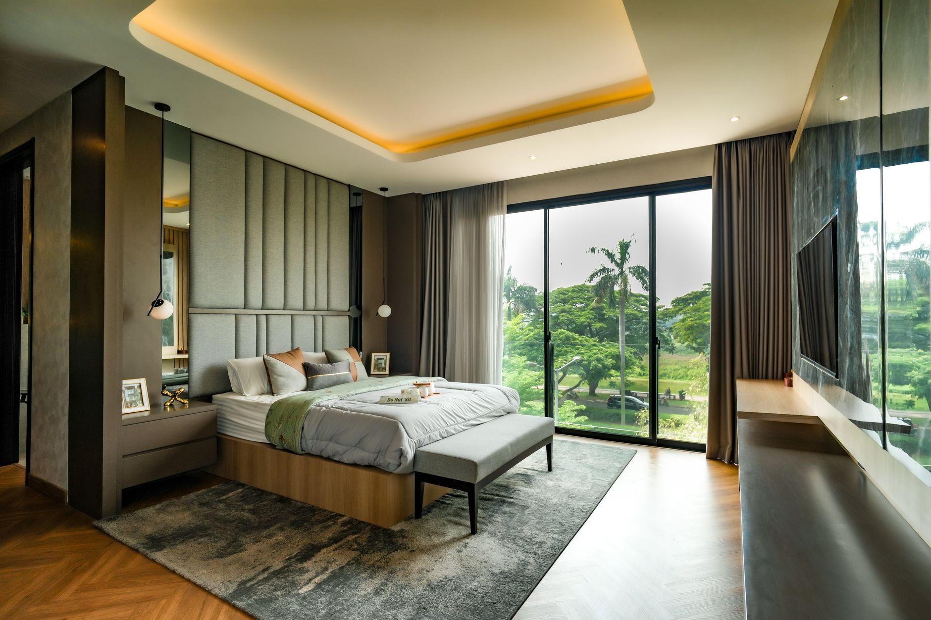 Rumah tipe 45 mewah dengan desain modern, interior elegan, dan taman luas di daerah elit.