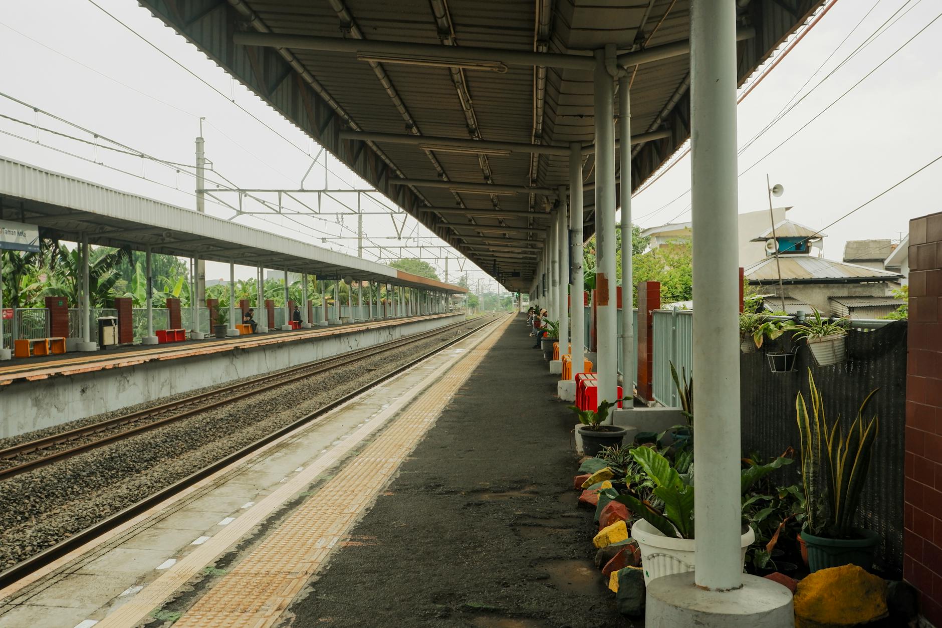 Perumahan modern berjarak 300 meter dari stasiun utama, menawarkan akses mudah ke transportasi publik.