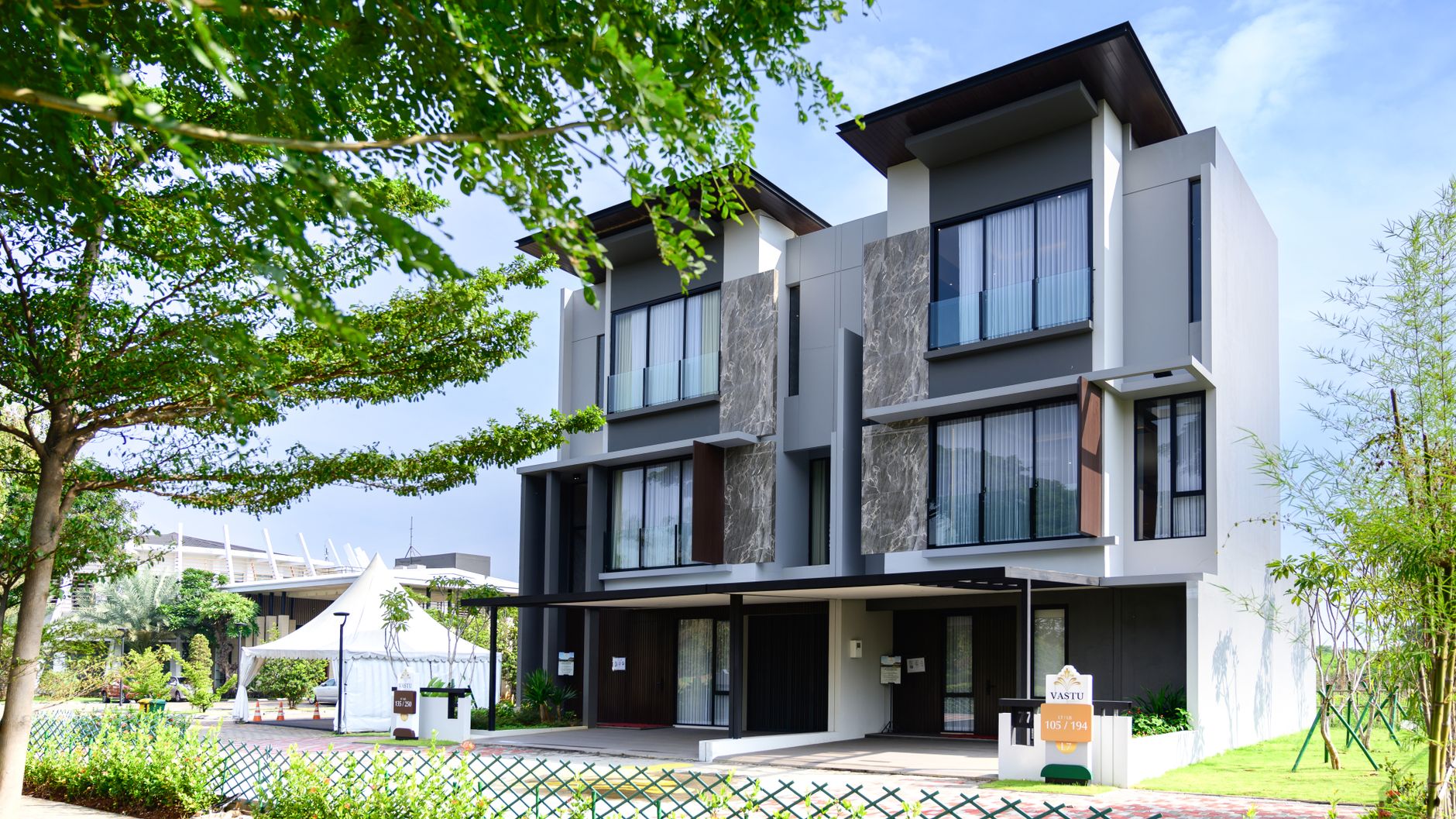 Pemandangan eksklusif Bukit Indah Residence dengan hunian modern, taman hijau, dan fasilitas lengkap.