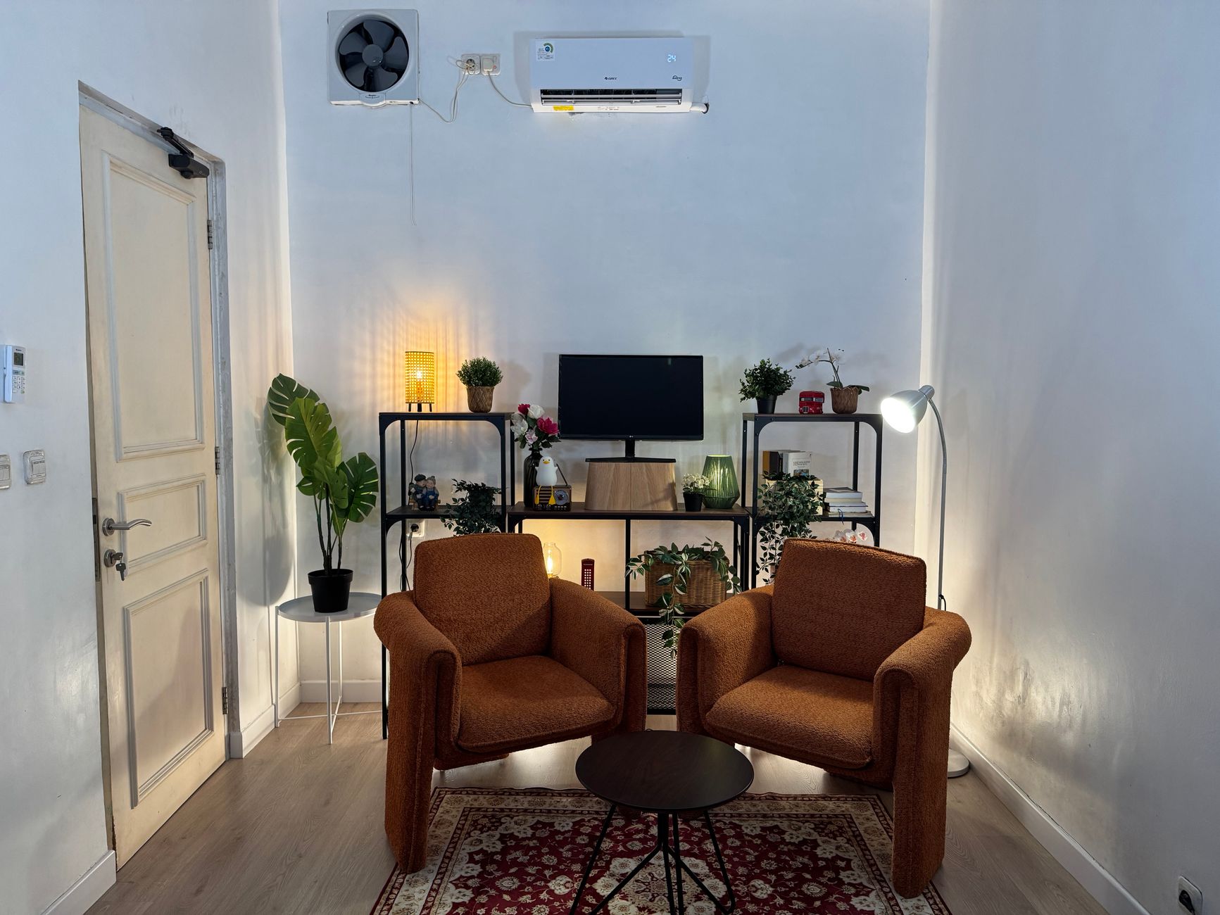 Rumah minimalis dengan taman luas, cantik, siap huni, dijual cepat, lokasi strategis dekat sekolah dan pusat perbelan...
