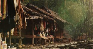 Desain warung sembako sederhana dengan rak kayu, lampu gantung, dan nuansa pedesaan di sebuah kampung.