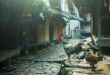 Kamar mandi sederhana di kampung dengan dinding bambu, toilet kompor, dan aliran air bersih alami.