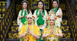 Rumah desa sederhana dengan atap genteng, dinding kayu, dan taman kecil yang menambah nuansa alami.