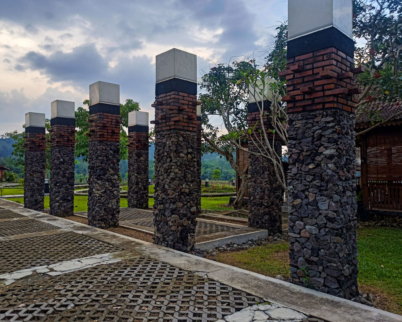 Pemandangan alam Pesona Kahuripan 4 dengan sawah hijau, pepohonan, dan langit biru menawan