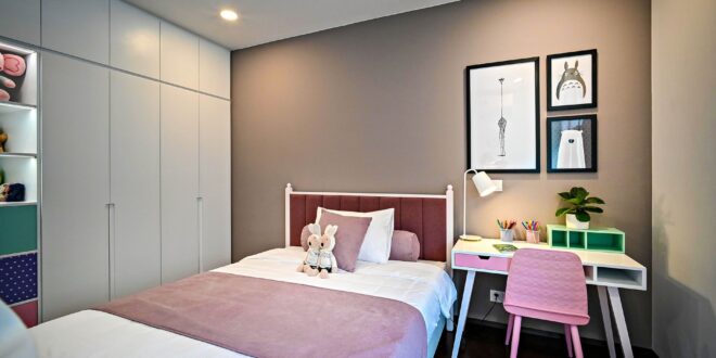 Denah rumah sederhana dengan tiga kamar tidur, ruang tamu, dapur, dan taman kecil.