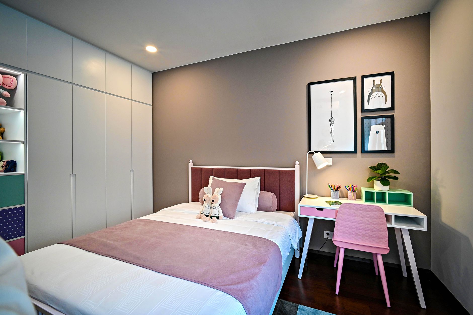 Denah rumah sederhana dengan tiga kamar tidur, ruang tamu, dapur, dan taman kecil.