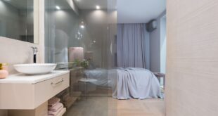 Desain kamar tidur minimalis dengan kamar mandi dalam sederhana, tampilan modern dan fungsional.