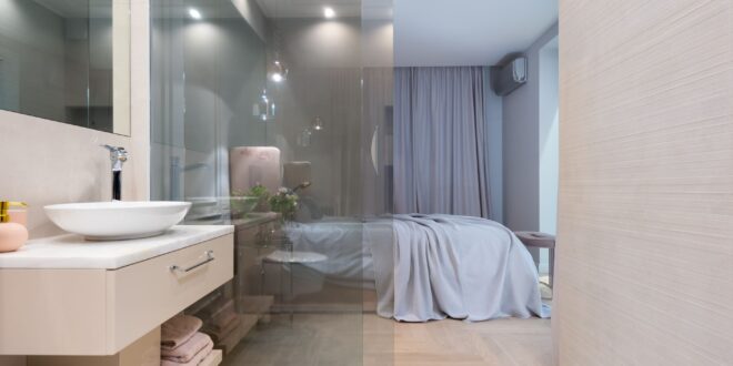 Desain kamar tidur minimalis dengan kamar mandi dalam sederhana, tampilan modern dan fungsional.
