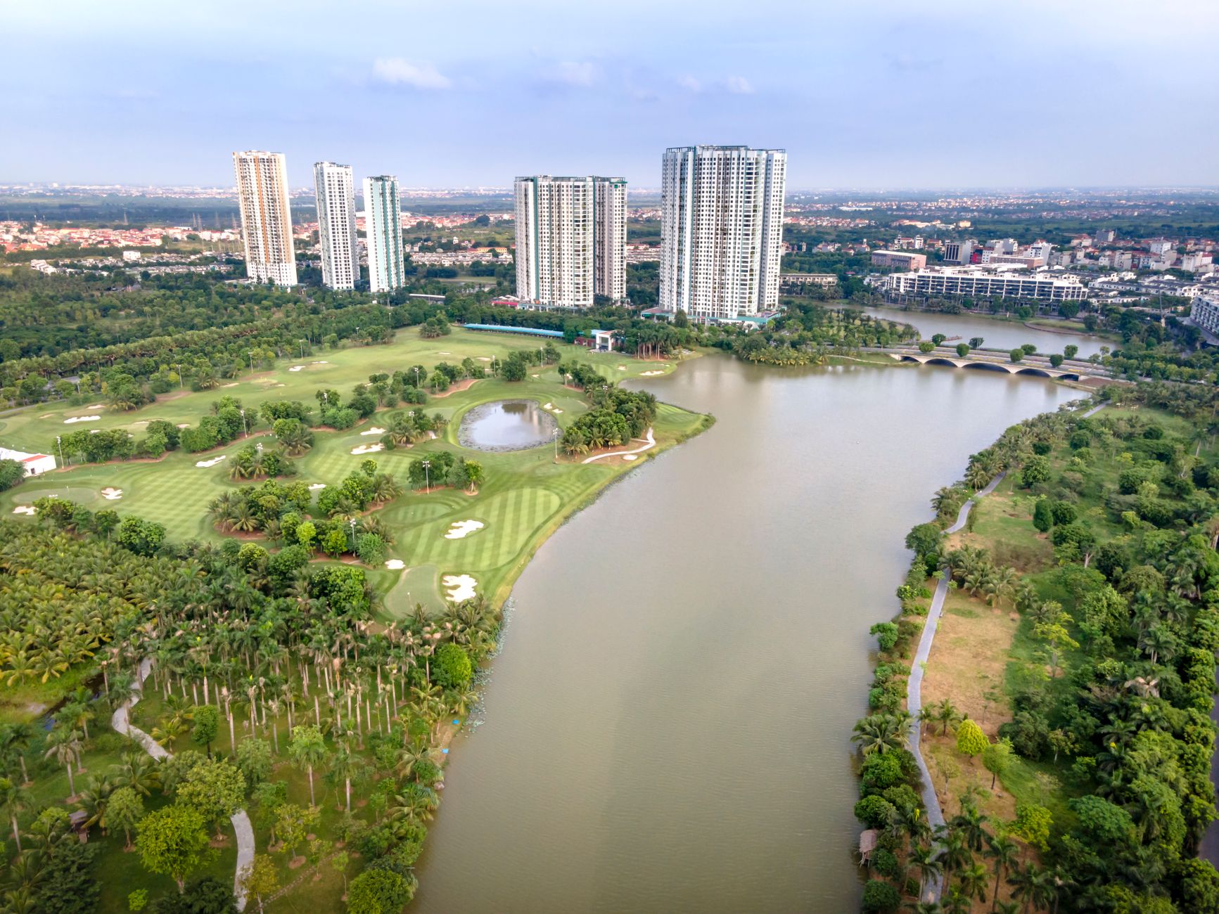 Foto tampilan harga unit di Cimanggis Golf Estate, menampilkan pilihan rumah modern dengan harga kompetitif