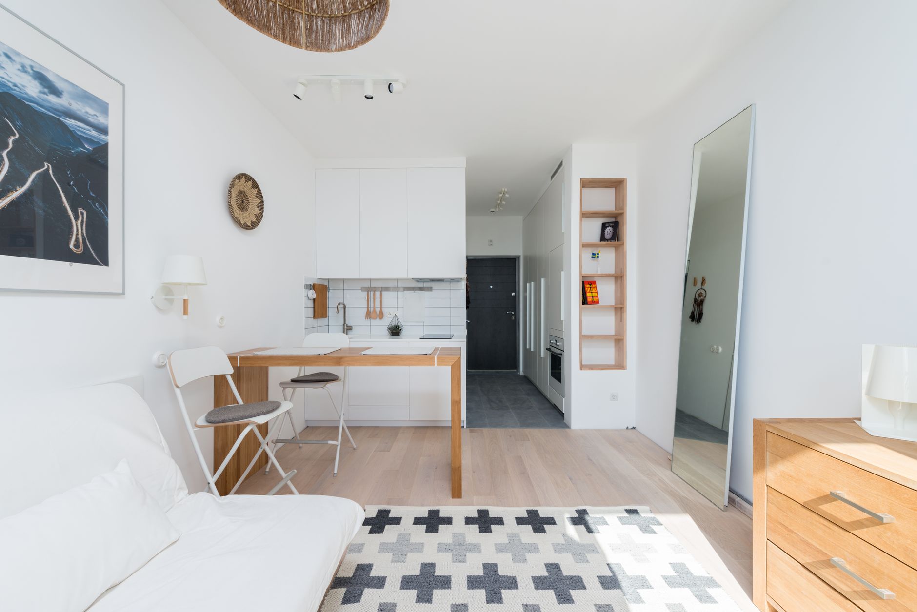 Desain interior rumah sederhana dengan warna netral, furnitur minimalis, dan pencahayaan alami.