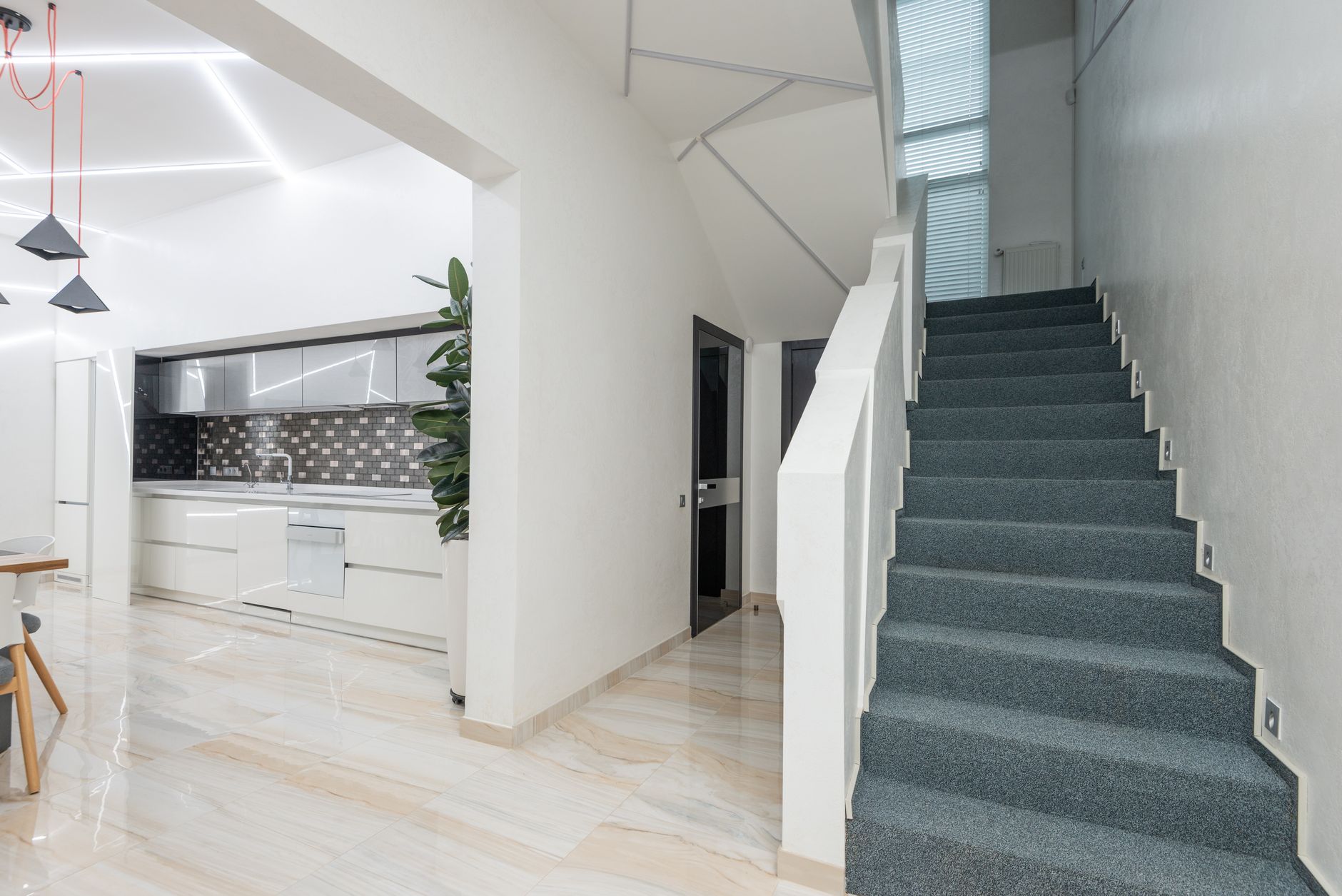 Tangga kayu minimalis di rumah dua tingkat, desain sederhana dengan pegangan stainless dan langkah lebar