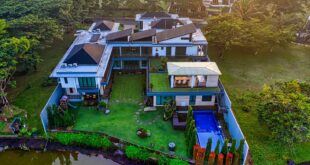 Rumah mewah dengan interior elegan, kolam renang, dan taman luas mencerminkan gaya hidup orang kaya.