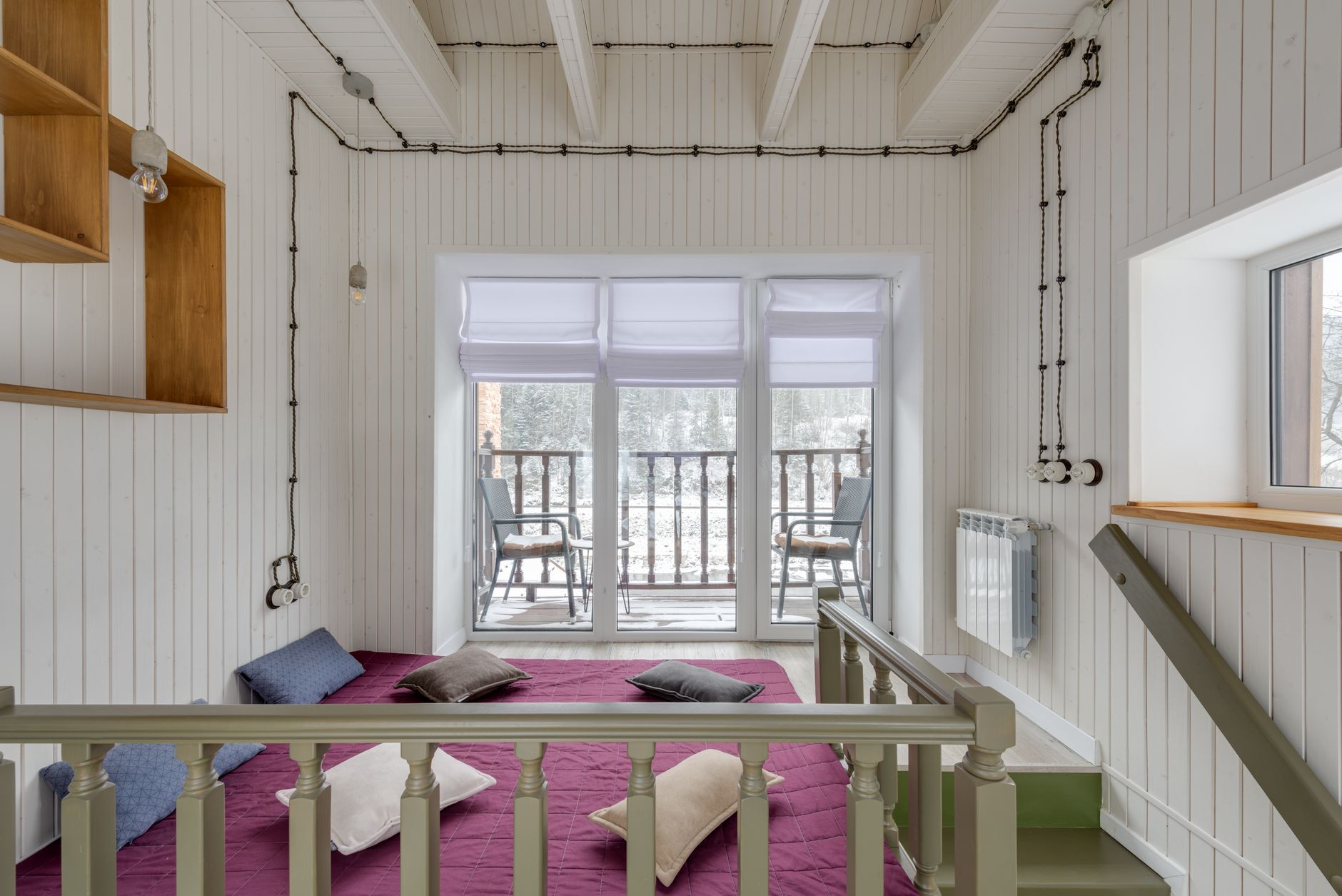 Rumah mezzanine sederhana dengan desain minimalis, atap biru, dan teras kayu menambah estetika modern.
