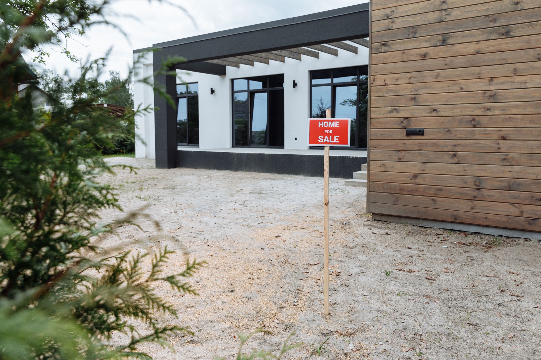 Rumah modern dengan taman luas, menonjolkan desain arsitektur real estate premium