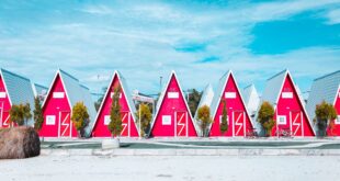 Rumah semi permanen sederhana dengan struktur kayu, atap sirap, dan desain minimalis untuk hunian nyaman.