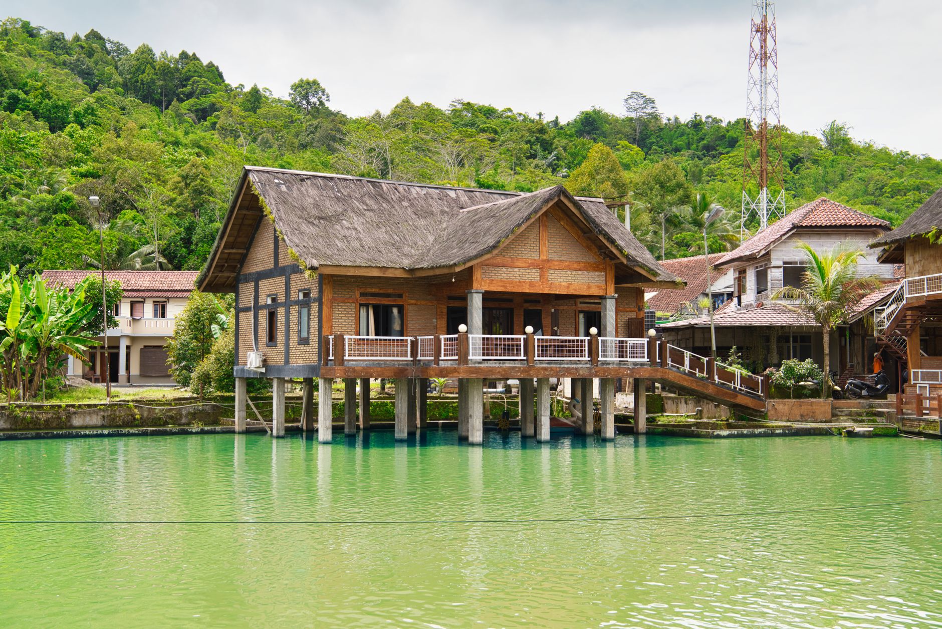 Pondok Raditya, rumah tradisional Indonesia dengan atap jerami dan nuansa alami.