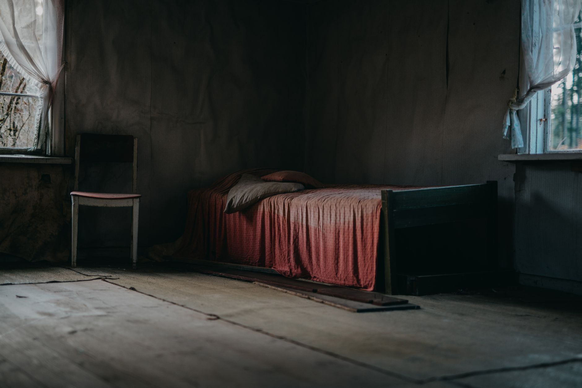 Kamar sederhana di kampung dengan cahaya alami, tempat tidur kayu, dan dekorasi tradisional yang hangat.