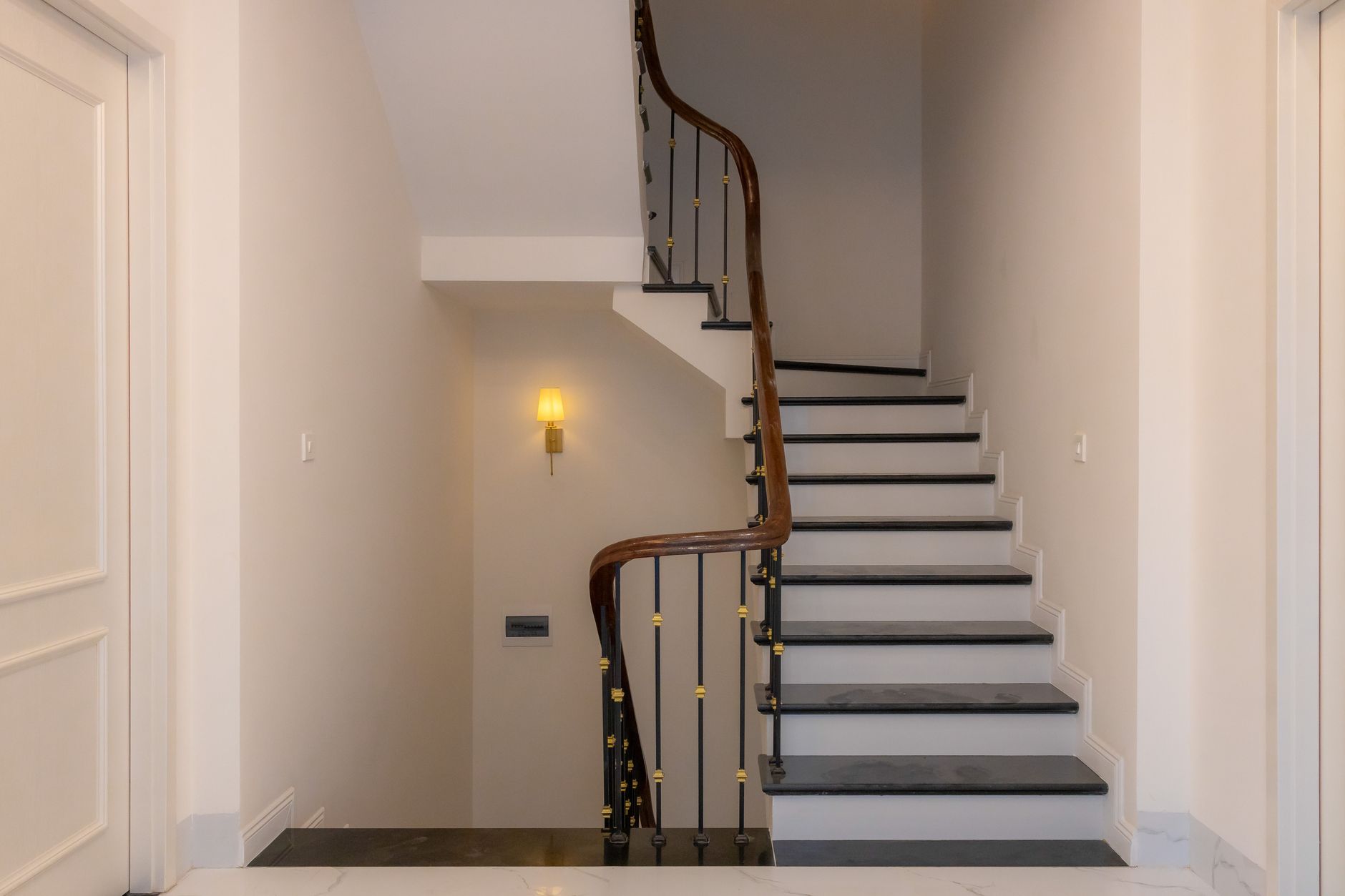 Tangga rumah tingkat sederhana terbuat dari kayu, desain minimalis dengan pegangan ergonomis, cocok untuk ruang kecil.