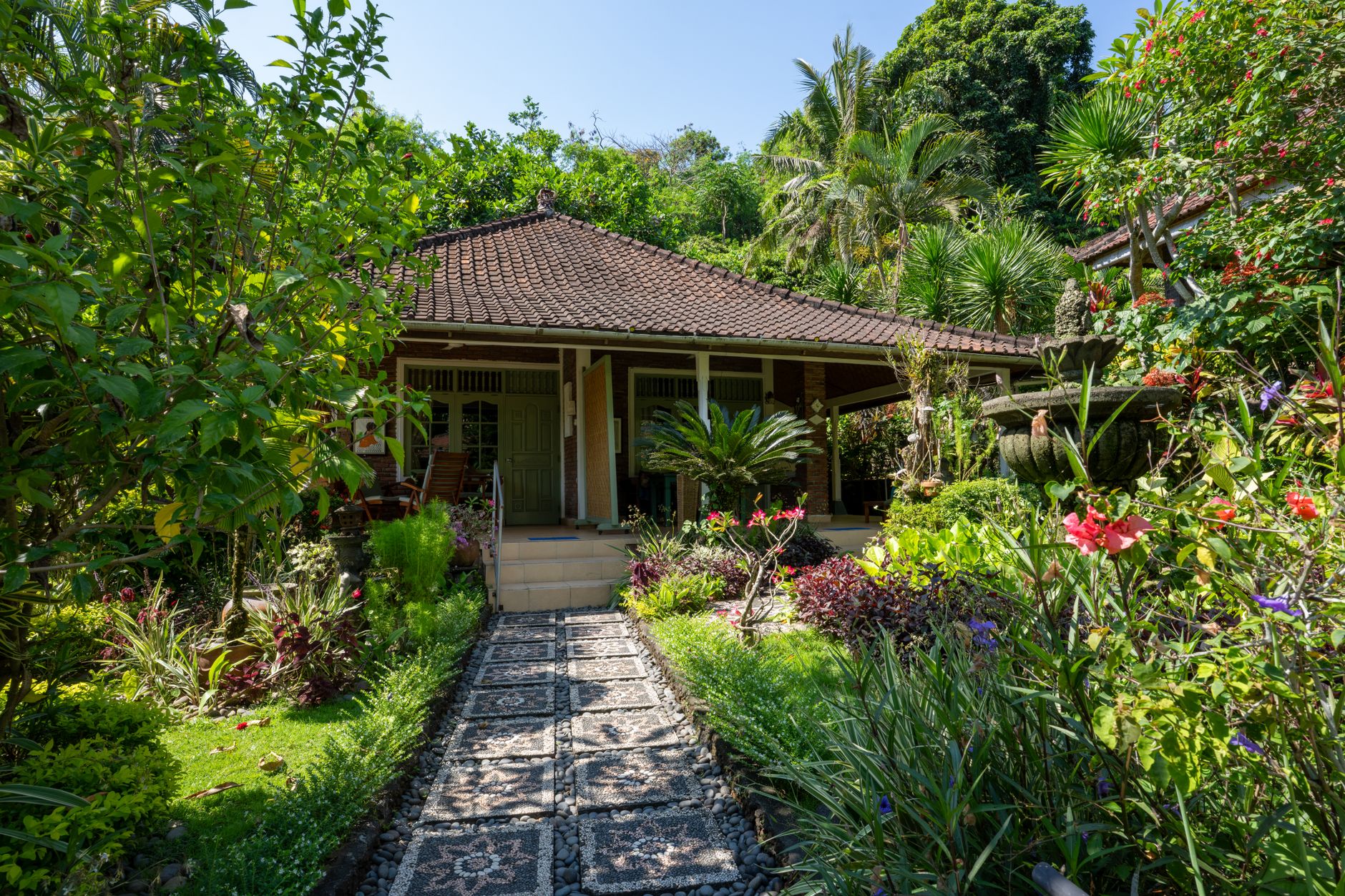 Desain homestay sederhana dengan tampilan minimalis, warna netral, dan pencahayaan alami yang menambah kenyamanan.