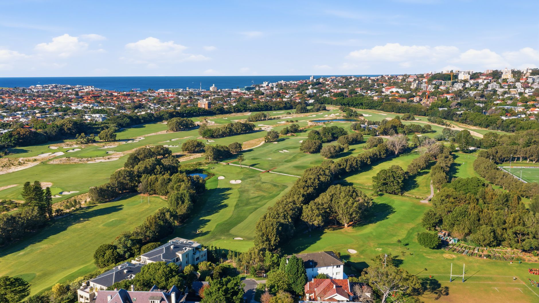 Pemandangan lapangan golf Cimanggis Golf Estate dengan harga properti terbaru.