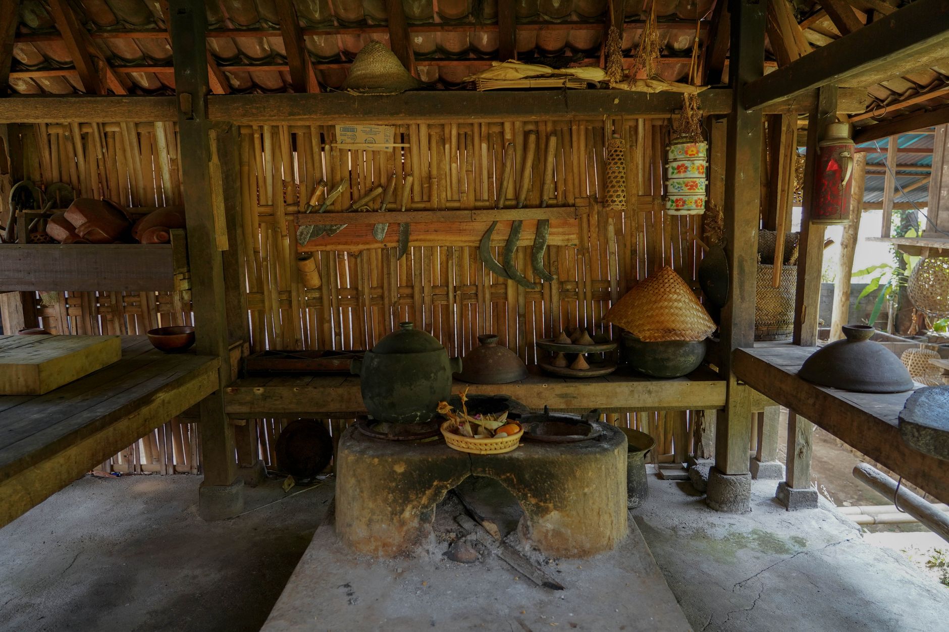 Gubuk sederhana dengan atap jerami, dinding kayu, dan desain minimalis yang ramah lingkungan.