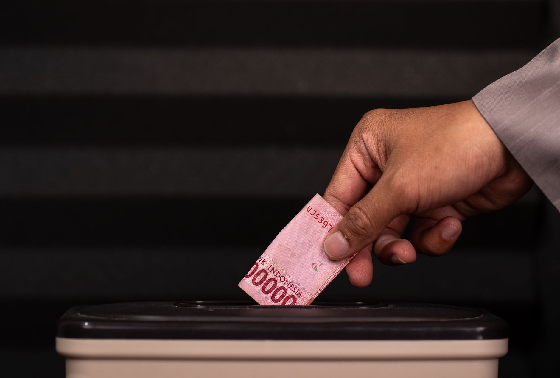 Foto rumah lelang bank dengan tampilan eksterior modern, menampilkan tanda Lelang dan logo bank