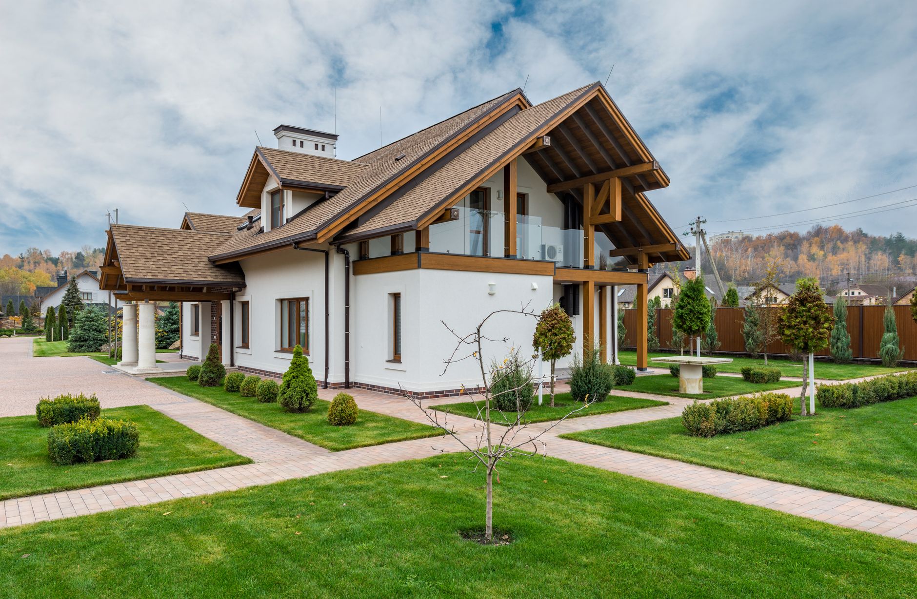 Desain rumah dua lantai sederhana dengan tampilan modern, warna netral, dan taman kecil di depan.