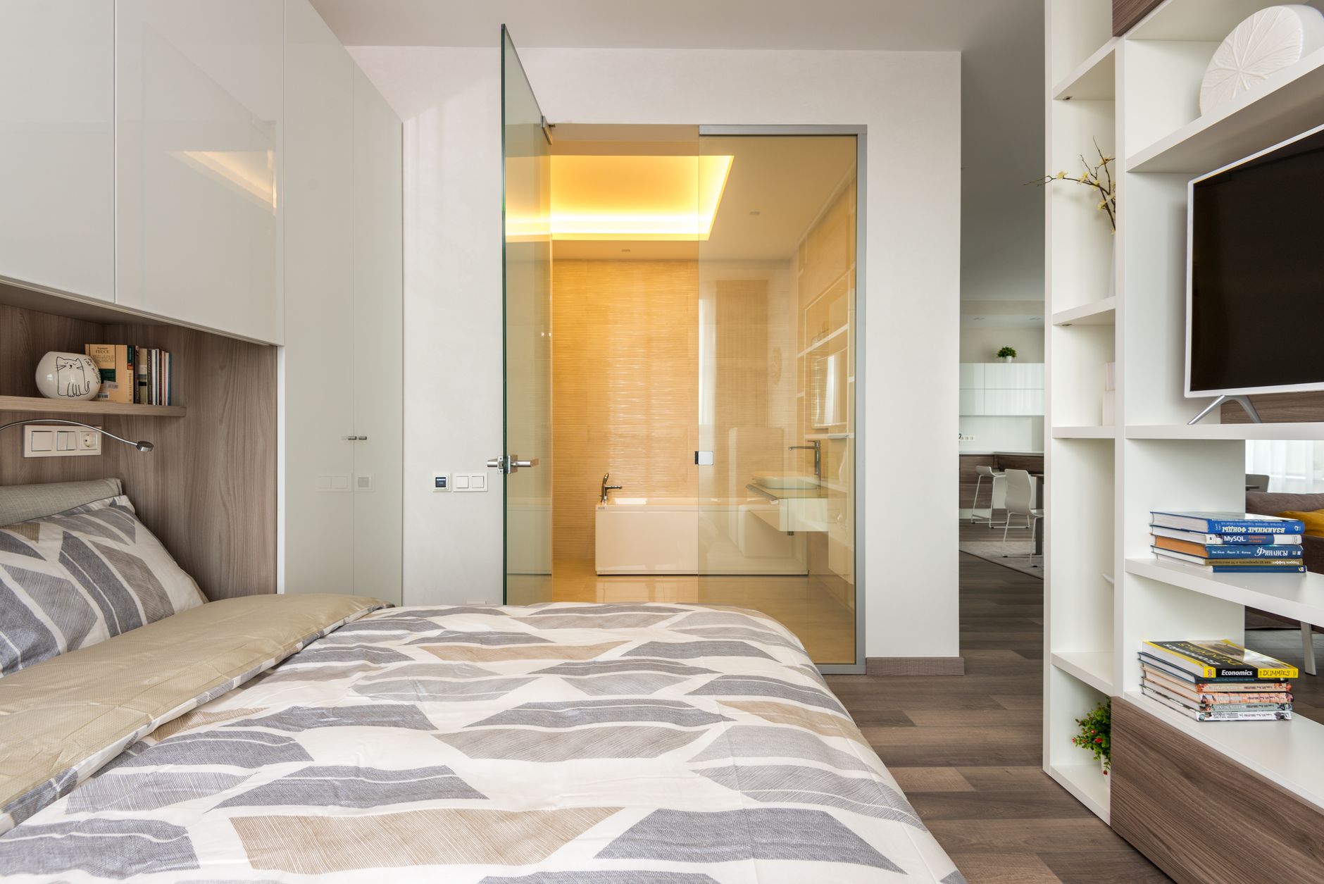 Desain kamar tidur modern dengan kamar mandi dalam sederhana, mengoptimalkan ruang dan pencahayaan alami