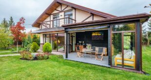 Desain rumah kaca minimalis sederhana dengan garis bersih, pencahayaan alami, dan interior modern yang fungsional