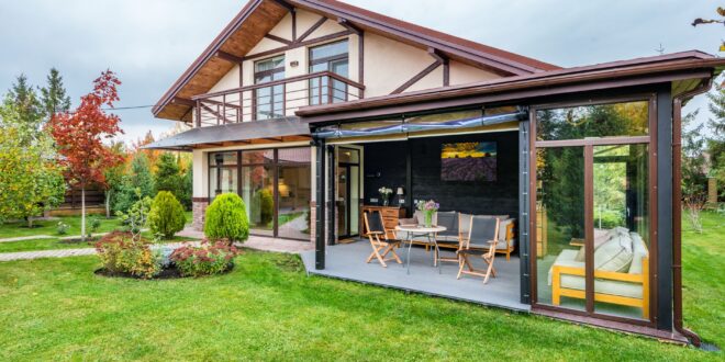 Desain rumah kaca minimalis sederhana dengan garis bersih, pencahayaan alami, dan interior modern yang fungsional