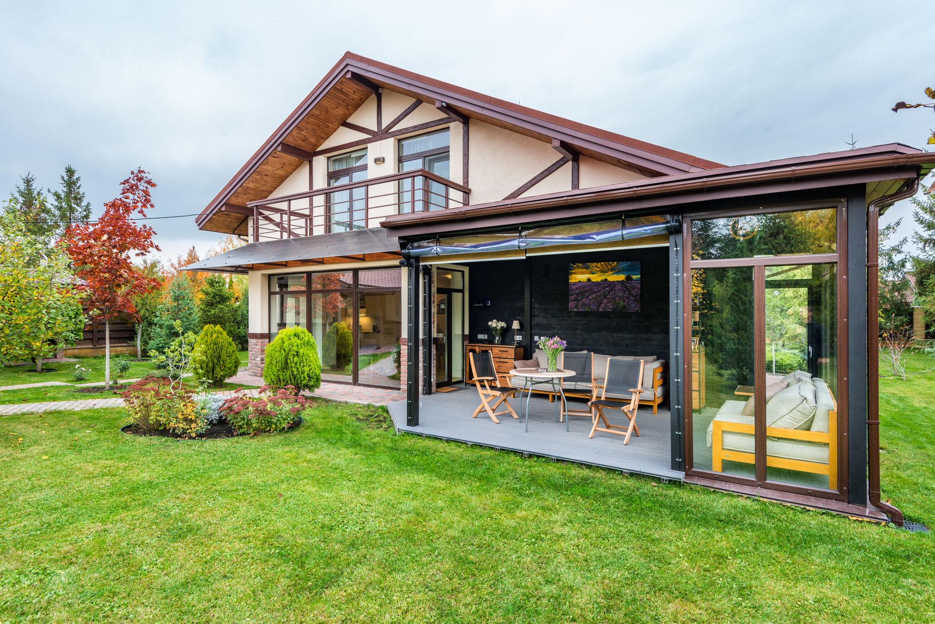 Desain rumah kaca minimalis sederhana dengan garis bersih, pencahayaan alami, dan interior modern yang fungsional