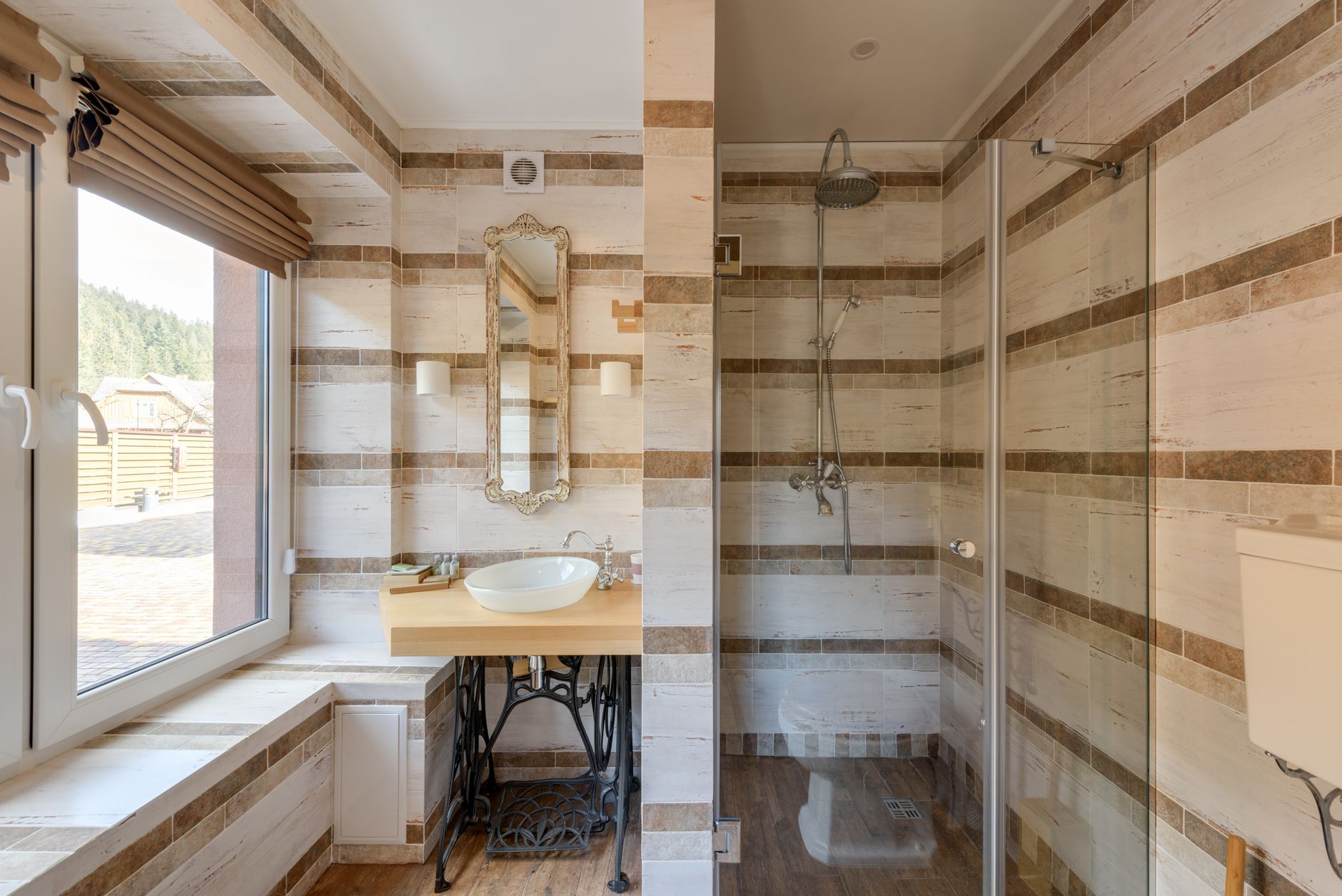 Kamar mandi sederhana di kampung dengan desain tradisional, pipa dan wastafel hemat energi