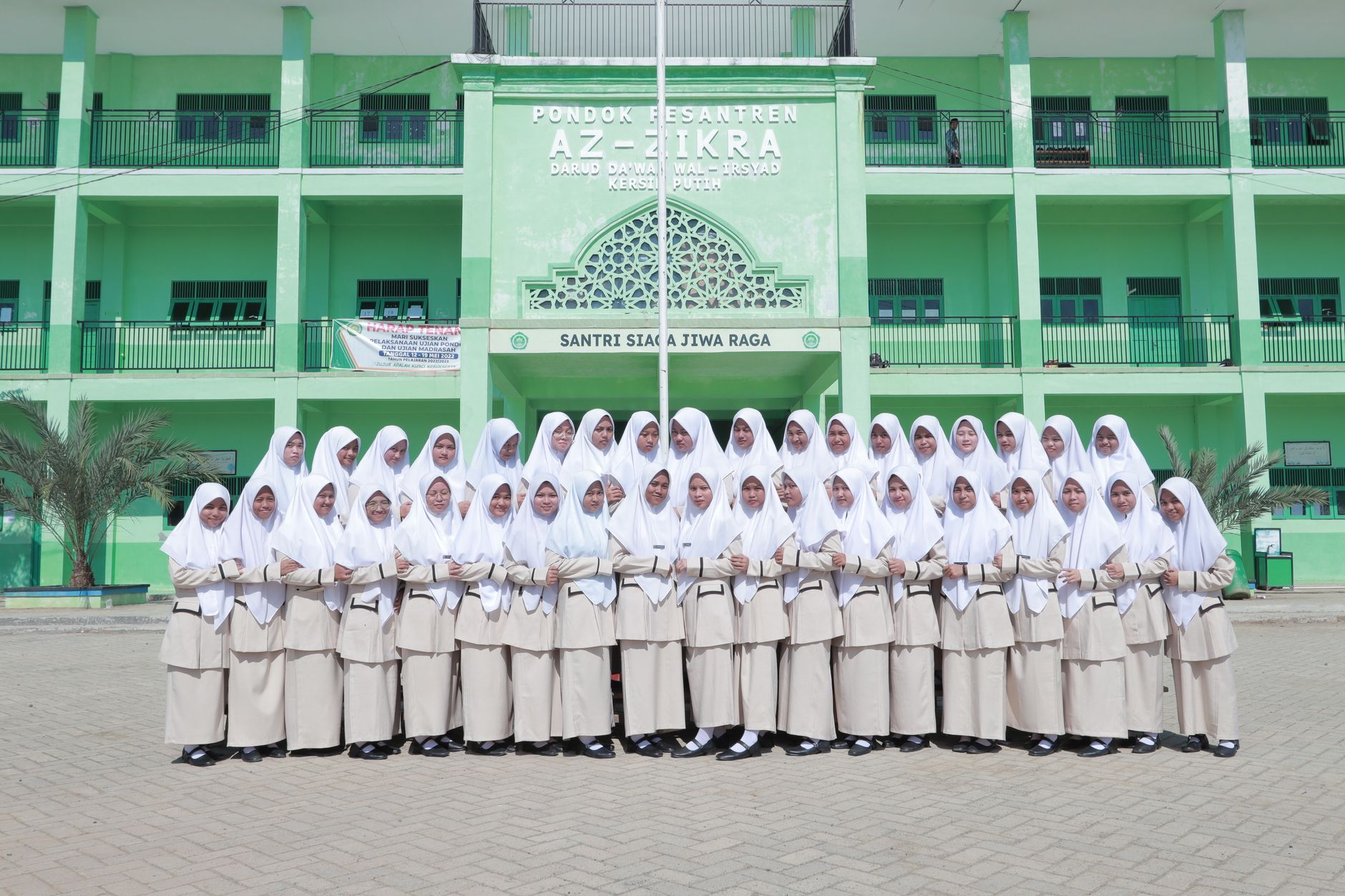Pondok Raditya menampilkan interior modern dengan pencahayaan alami dan dekorasi tradisional Indonesia.